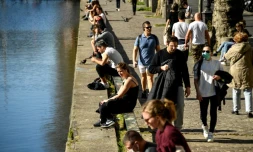 Le long du canal Saint-Martin à Paris le 5 avril 2020, au vingtième jour de confinement