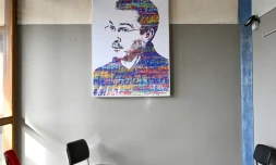 Un portrait de l’enseignant assassiné Samuel Paty lors d’une cérémonie d’hommage au collège du Bois-d’Aulne à Conflans-Sainte-Honorine, en banlieue parisienne, le 16 octobre 2023