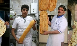 Photo-montage, créé le 24 juin 2020, de quatre boulangers iraniens posant avec quatre types de pains différents, dans leurs boulangeries respectives, à Téhéran