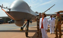 La ministre des Armées, Florence Parly, accompagnée d'officiers de l'opération (anti-jihadiste) française Barkhane à Niamey au Niger, observe un drone le 31 juillet 2017