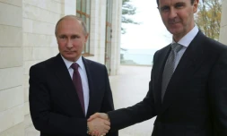 Le président russe Vladimir Poutine serre la main de son homologue syrien Bachar al-Assad à Sotchi le 20 novembre 2017