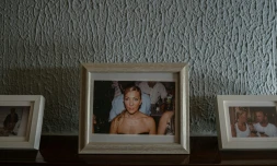 Une photo de Tania Gazridou, qui a perdu la vie dans un incendie en 2018, dans le salon de la maison de Yiorgos Katris, son veuf, le 13 mai 2026 en Grèce
