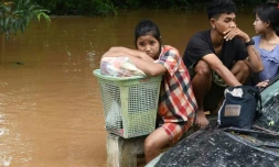Des habitants attendent les secours après les inondations provoquées par le typhon Yagi, le 14 septembre 2024 à Taungoo, en Birmanie