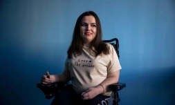 Marina LissovaĂŻa, atteinte d'amyotrophie spinale, chez elle Ă Moscou lors d'un entretien avec l'AFP, le 10 novembre 2021