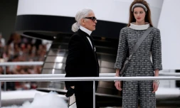 Karl Lagerfeld sur le podium au terme du défilé Chanel, le 7 mars 2017 au Grand Palais à Paris