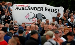 "Les criminels étrangers, dehors!", peut-on lire sur une pancarte dans une manifestation à Chemnitz le 27 août 2018, après la mort d'un Allemand tué dans une "dispute entre des personnes de différentes nationalités" selon la police