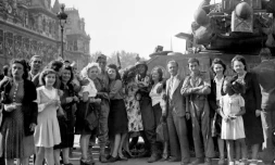 Août 1944, les Parisiens et Parisiennes accueillent les troupes libératrices de la 2Úme DB du général Leclerc, place de l'HÎtel de ville