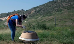 Une réplique de la capsule de la mission Osiris-Rex lors d'une simulation de l'opération de récupération d'un échantillon d'astéroïde par la NASA, le 27 juin 2023 à Littleton, dans le Colorado