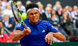 Le Français Jo-Wilfried Tsonga face au Serbe Laslo Djere en demi-finales de la Coupe Davis au stade Pierre-Mauroy, le 15 septembre 2017 à Villeneuve-d'Ascq