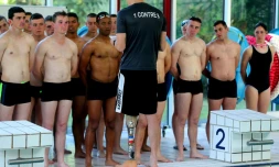 Le caporal-chef Benjamin, aide-moniteur au 132e bataillon cynophile de l'Armée de terre à Suippes, entraîne des soldats, à la piscine de Suippes, le 13 juin 2019