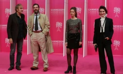 De g. à d.: Michel Vuillermoz, Melvil Poupaud, Daphné Patakia et Géraldine Pailhas, avant la projection de la série Ovni(s), à Cannes, le 11 octobre 2020