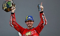 Le pilote italien Francesco Bagnaia fĂȘte son second titre de champion du monde de MotoGP remportĂ© Ă l'issue du Grand Prix de Valence sur le circuit Ricardo Tormo en Espagne le 26 novembre 2023