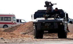 Des membres des forces de sécurité égyptiennes stationnés sur une route menant à Bahariya, dans le désert occidental égyptien, le 21 octobre 2017 