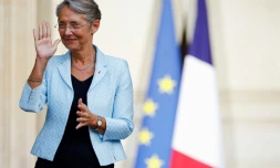 La Première ministre Elisabeth Borne,  sur le péron de Matignon, lors de sa prise de fonction, le 16 mai 2022 à Paris