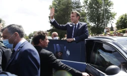 Emmanuel Macron salue la foule aprÚs avoir voté au Touquet, le 28 juin 2020