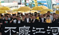 Des militants prodémocratie avant leur arrivée dans un tribunal de Hong Kong, le 24 avril 2019