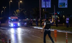 Un policier fait signe à une ambulance après des explosions à Istanbul, le 28 juin 2016