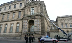 Des policiers prÚs d'un monte-charge utilisé lors d'un cambriolage au musée du Louvre, le 19 octobre 2025 à Paris