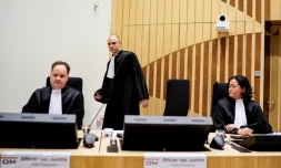 Procès à Schiphol de quatre suspects accusés d'avoir provoqué l'explosion en 2014 du vol MH17 au-dessus de l'Ukraine tuant les 298 personnes à bord