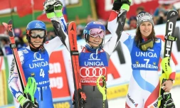 L'Américaine Mikaela Shiffrin (c) pose bras levés après avoir remporté le slalom de Semmering en Autriche, le 29 décembre 2018