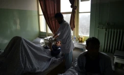 Un soldat afghan blessé est pris en charge dans un hôpital de Kaboul, le 9 mars 2017