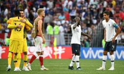 Le capitaine Raphaël Varane et N'Golo Kanté contraints au match nul par le Danemark d'Andreas Cornelius (chasuble) à Moscou, le 26 juin 2018