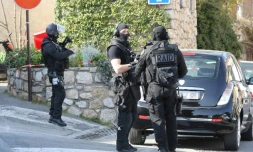 Des policiers du RAID déployés le 16 mars 2017 près du lycée Tocqueville à Grasse