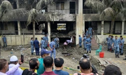 Le site du crash d'un avion militaire sur une école de Dacca, le 22 juillet 2025