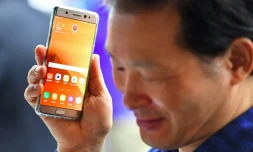 Un Sud-Coréen avec un Samsung Galaxy Note7 de remplacement le 19 septembre 2016 dans une boutique de téléphonie à Séoul
