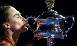 La joueuse de tennis bélarusse Aryna Sabalenka embrasse la coupe Daphne Akhurst Memorial aprÚs sa victoire en finale de l'Open d'Australie contre la Chinoise Zheng Qinwen à Melbourne le 27 janvier 2024