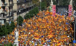 Les manifestants écoutent l'écrivain Mario Vargas Llosa lors d'un rassemblement à Barcelone en faveur de l'unité de l'Espagne le 8 octobre 2017
