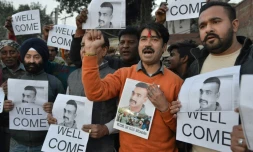 Des Indiens brandissent des portraits du pilote indien Abhinandan Varthaman pour célébrer l'annonce par le Pakistan de sa libération prochaine, à Amritsar le 28 février 2019