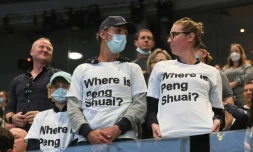 Des spectateurs portent le maillot où est inscrit en anglais "Où est Peng Shuai?" lors de l'Open d'Australie à Melbourne, le 29 janvier 2022
