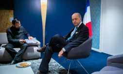 Laurent Fabius (à droite) et le ministre indien de l'environnement Prakash Javadekar au Bourget le 10 décembre 2015