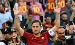 L'icône de l'AS Rome Francesco Totti salue les tifosi à l'issue de son dernier match avec son club, le 28 mai 2017 au stade olympique