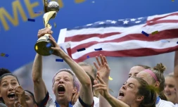 L'attaquante Megan Rapinoe soulÚve le trophée aprÚs la victoire des Etats-Unis face aux Pays-Bas en finale du Mondial-2019 féminin de foot, le 7 juillet 2019 à Décines-Charpieu