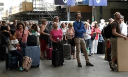Les voyageurs patientent dans les halls de la gare Montparnasse à Paris, le 28 juillet 2018