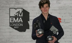 Le chanteur canadien Shawn, désigné meilleur artiste lors de la cérémonie des MTV Europe Music Awards, le 12 novembre 2017 à Londres 