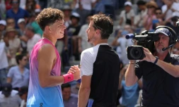 L'Américain Ben Shelton (g.) serre la main de l'Autrichien Dominic Thiem après sa victoire au premier tour de l'US Open, à New York, le 26 août 2024