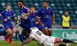Le troisiÚme ligne aile Alivereti Raka plaqué par le pilier anglais Joe Marler lors de la finale de la Coupe d'automne des Nations à Twickenham, le 6 décembre 2020