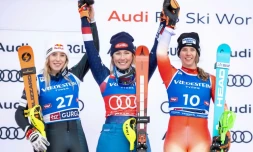 L'Américaine Mikaela Shiffrin, victorieuse du slalom de Gurgl (Autriche) devant l'Albanaise Lara Colturi (g) et la Suisse Camille Rast (d), le 23 novembre 2024