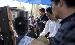 Un boursicoteur devant son ordinateur Ă Shanghai, le 25 mars 2018