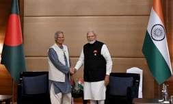 Photo diffusée par le bureau du du conseiller principal du gouvernement intérimaire du Bangladesh, le 4 avril 2025, montrant le Premier ministre indien Narendra Modi (d) et le chef du gouvernement provisoire du Bangladesh, Muhammad Yunus lors de leur rencontre en marge du sommet du Bimstec à Bangkok, en Thaïlande