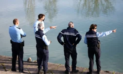 Des gendarmes inspectent le lac de l'Endrevié à Blaye-les-Mines le 22 décembre 2020 à la recherche de Delphine Jubillar