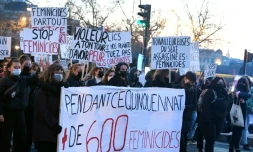 Manifestantes participant à une marche organisée à la veille de la journée du 8 mars par la Coordination féministe de la région Ile-de-France à Paris le 7 mars 2022