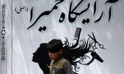 Un garçon passe devant un salon de beauté du quartier de Shahr-e Naw, à Kaboul, le 4 juillet 2023. Les autorité talibanes ont annoncé la fermeture de tous ces lieux d'ici un mois.