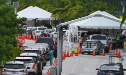 Des voitures font la queue à un centre de tests au Covid-19 à Miami Beach, en Floride le 22 juillet 2020