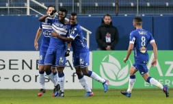 L'attaquant Sadio Diallo (2g) exulte après avoir ouvert le score pour Bastia face à Monaco, le 17 février 2017 à Bastia