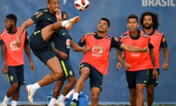 Le défenseur brésilien Danilo (g) lors d'une séance d'entraînement au stade de Sotchi, le 3 juillet 2018