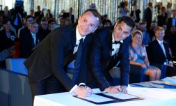 Vincent Autin (Ă gauche) et Bruno Boileau signent le registre d'Ă©tat-civil Ă l'occasion de leur mariage, le premier cĂ©lĂ©brĂ© entre deux personnes du mĂȘme sexe en France, le 29 mai 2013 Ă Montpellier